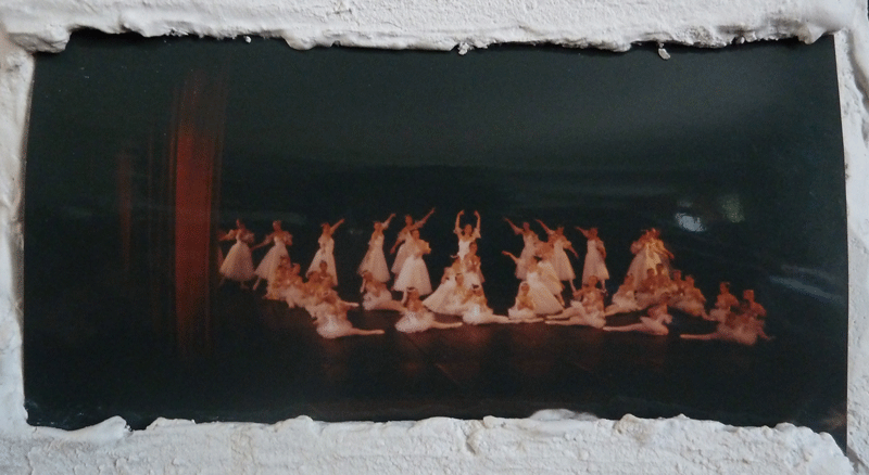 Souvenir d’un théâtre, juin 2013 
photographie retrouvée, plâtre, fils de fer, 
textes sur papier et calque 
objet conçu à l’occasion d’une exposition au théâtre de Saint-Maur, Val-de-Marne 